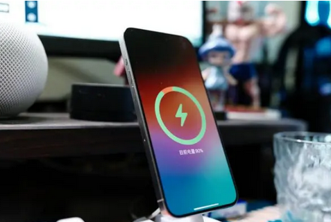 琼中苹果15换屏服务分享用什么充电器给iPhone15充电更好 